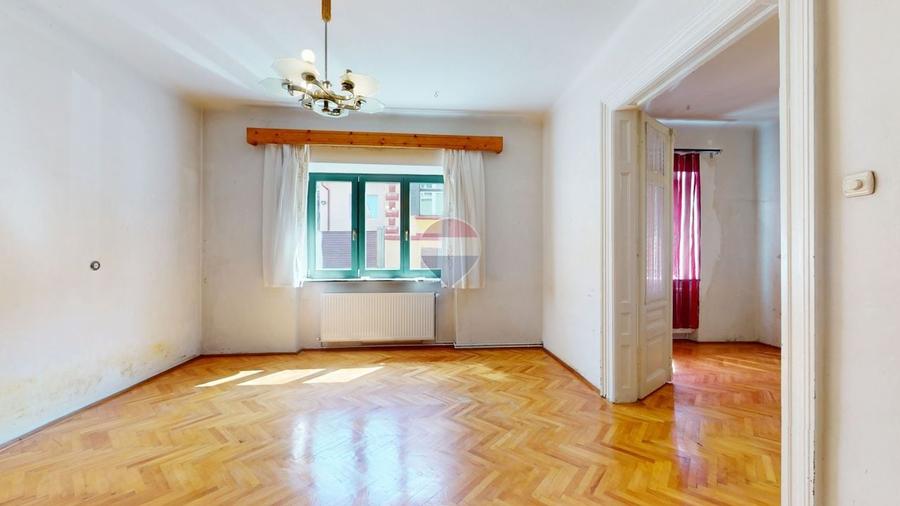 Apartament cu 3 camere semidecomandat în Centrul Istoric