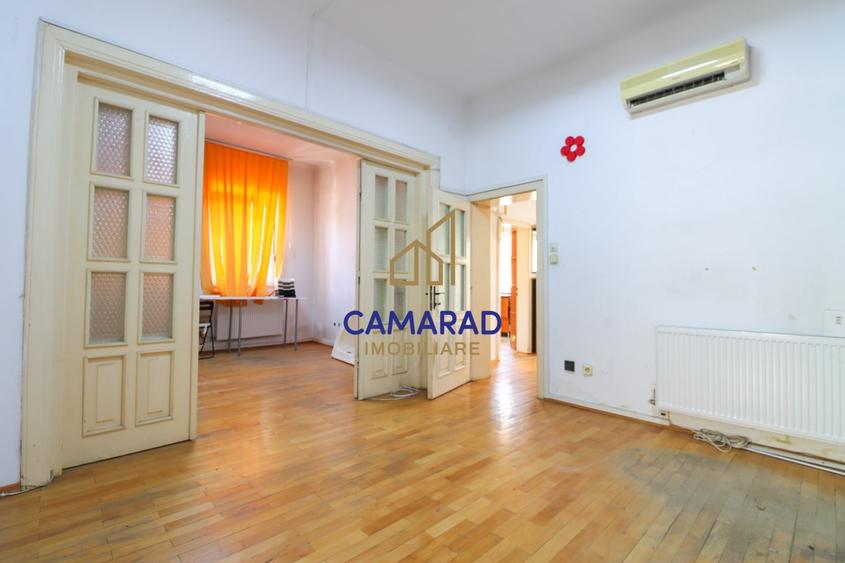 Casă individuală cu 9 camere cu Canalizare în Tei