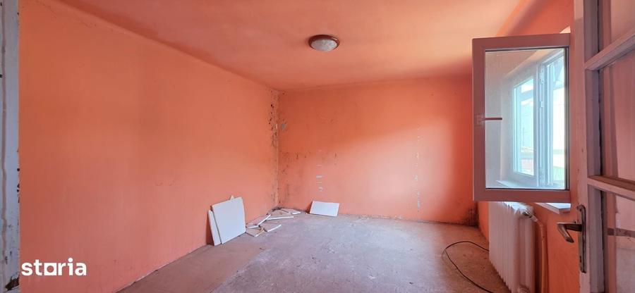 Casă cu 7 camere cu Teren 170 Mp în Tomis I