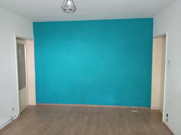 Apartament cu 3 camere semidecomandat în Berceni