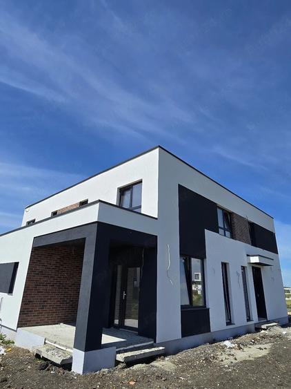 Casă cu 5 camere cu Teren 277 Mp în Torontalului