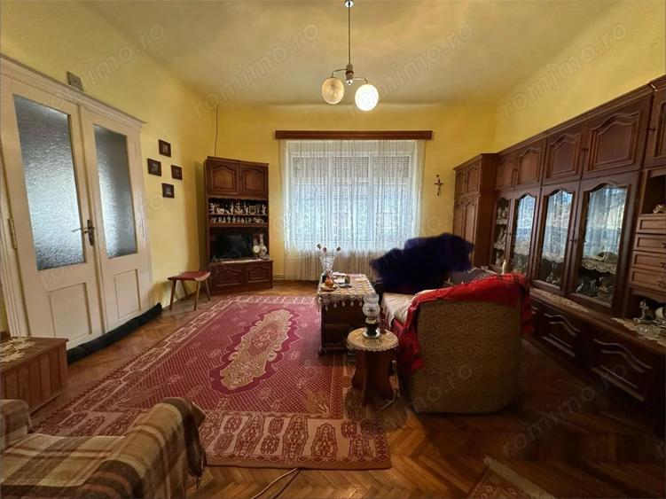 Casă cu 2 camere cu Teren 900 Mp în Est