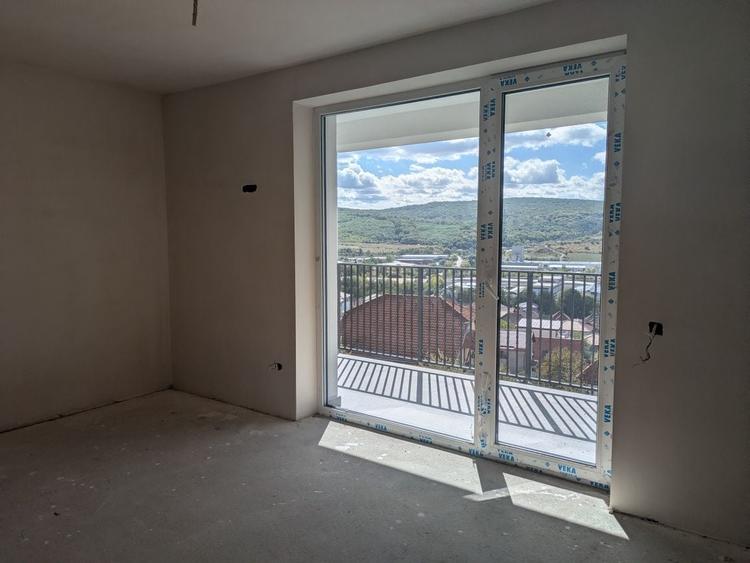 Apartament cu 3 camere decomandat în Baciu