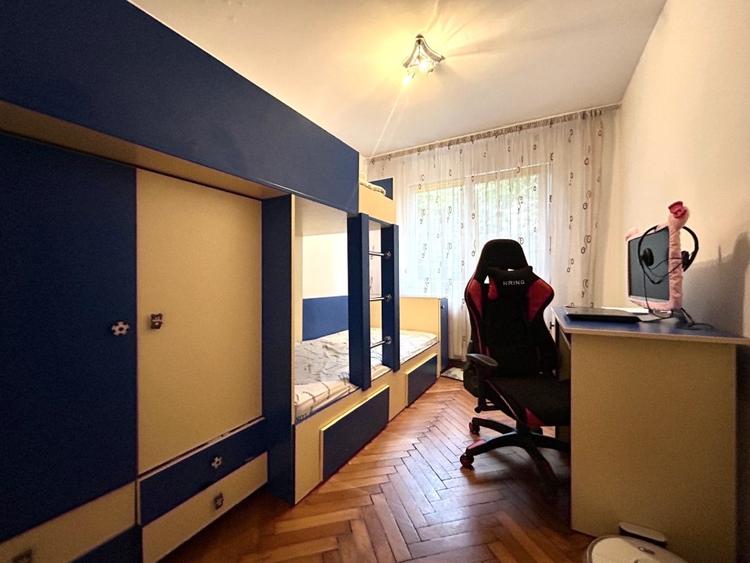 Apartament cu 3 camere semidecomandat, mobilat în P-ța Doina