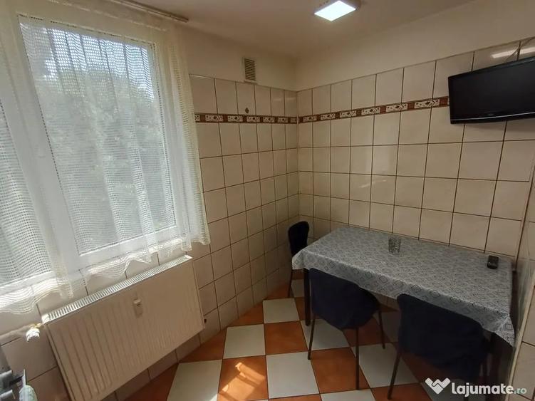 Apartament cu 3 camere decomandat în Tei