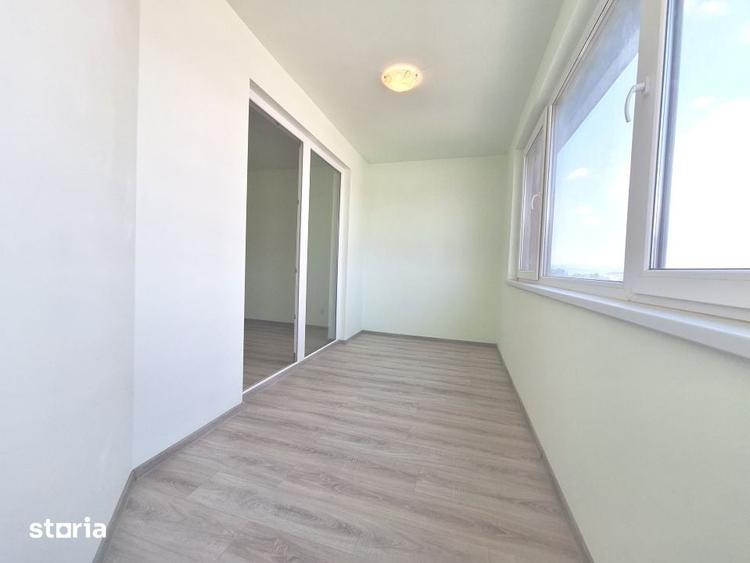 Apartament cu 3 camere semidecomandat în Florești