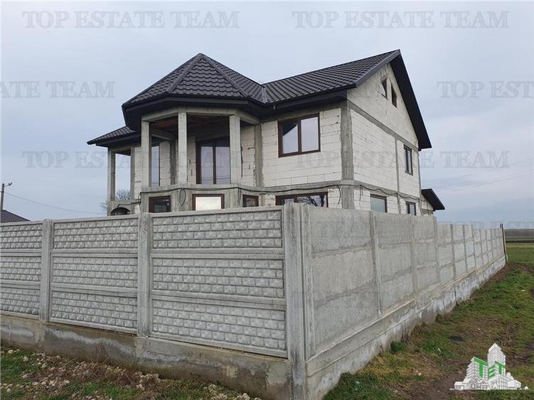 Casă cu 6 camere cu Garaj în Ciocârlia