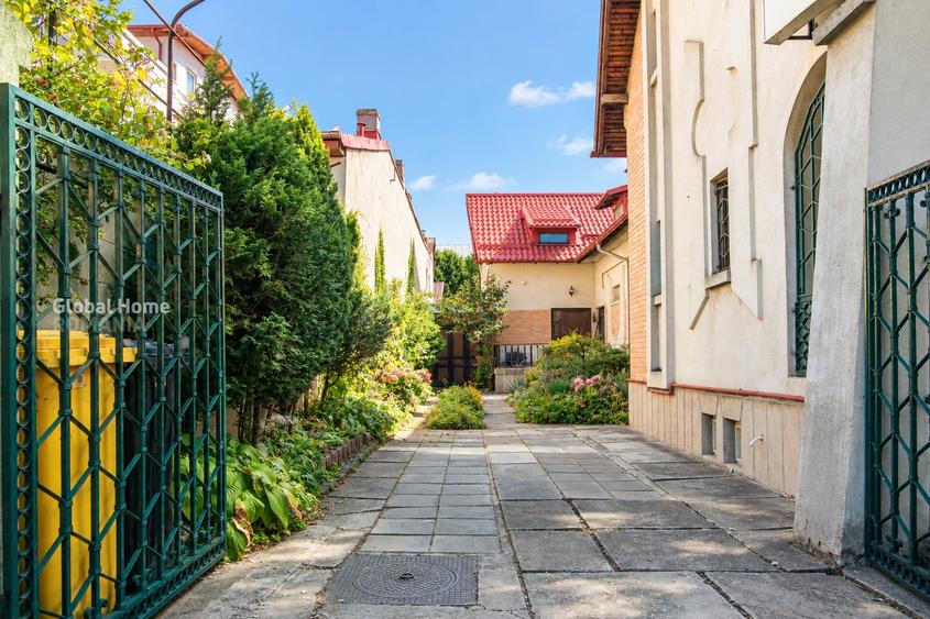 Casă individuală cu 9 camere cu Canalizare în Cotroceni