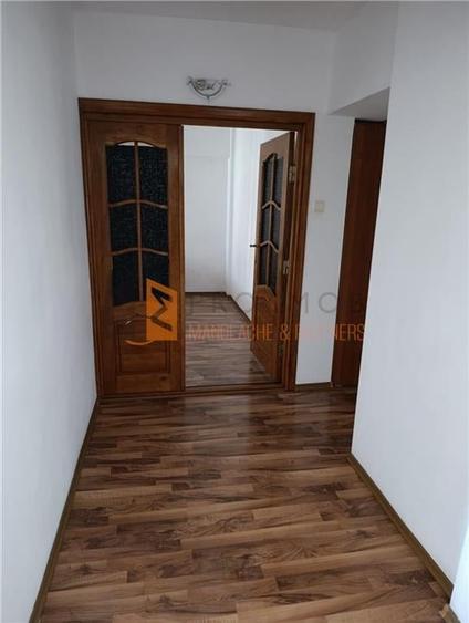 Apartament cu 4 camere decomandat, mobilat în 1 Decembrie