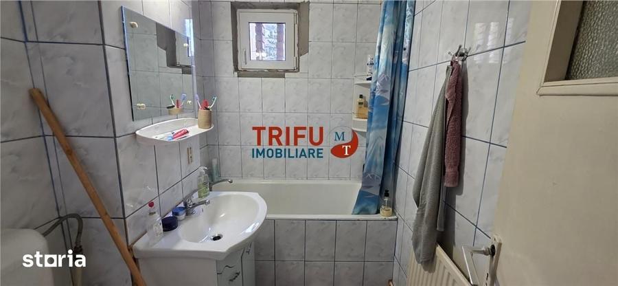 Apartament cu 3 camere semidecomandat în Cetate