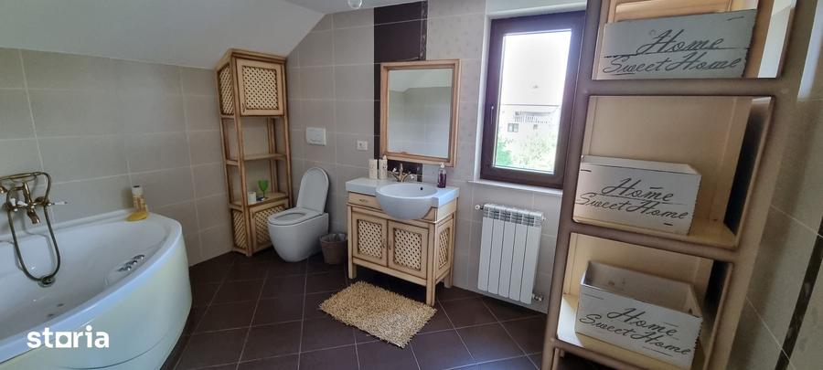 Casă cu 5 camere cu Teren 2000 Mp în Central