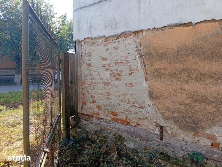 Casă cu 2 camere cu Teren 4320 Mp în Bata