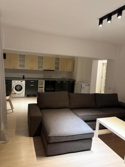 Apartament cu 3 camere semidecomandat, mobilat în Tineretului