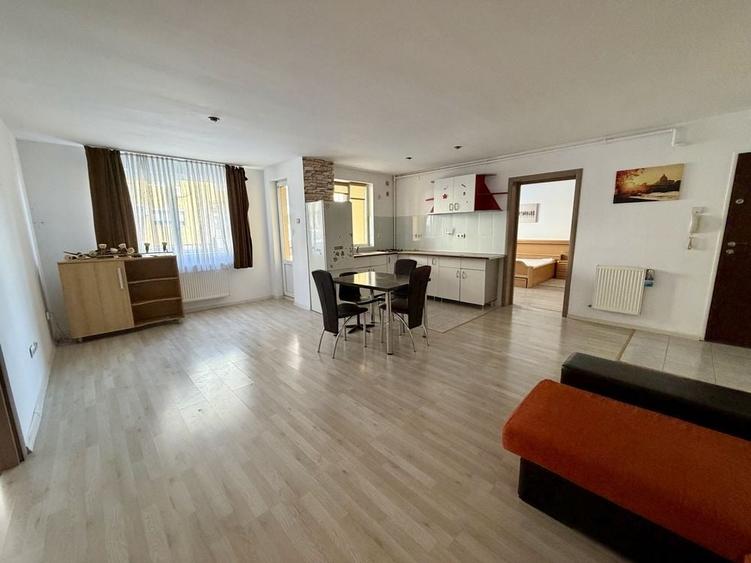 Apartament cu 3 camere semidecomandat în Central