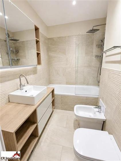 Apartament cu 3 camere decomandat în Titan