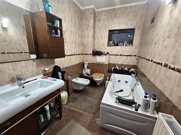 Duplex cu 10 camere cu Teren 750 Mp în Albert