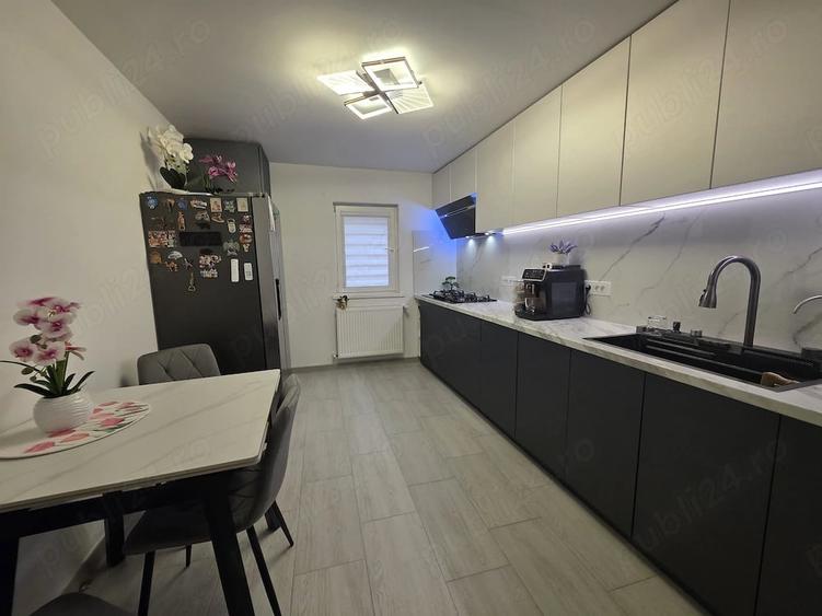 Apartament cu 4 camere decomandat în Central