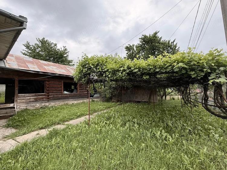 Casă cu 2 camere cu Teren 550 Mp în Poiana Teiului