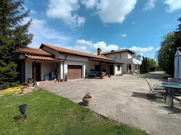 Casă individuală cu 8 camere cu Piscina în Ghermănești