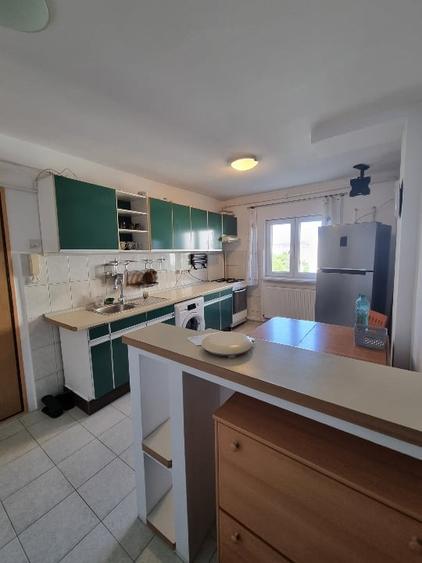 Apartament cu 3 camere semidecomandat, mobilat în Girocului