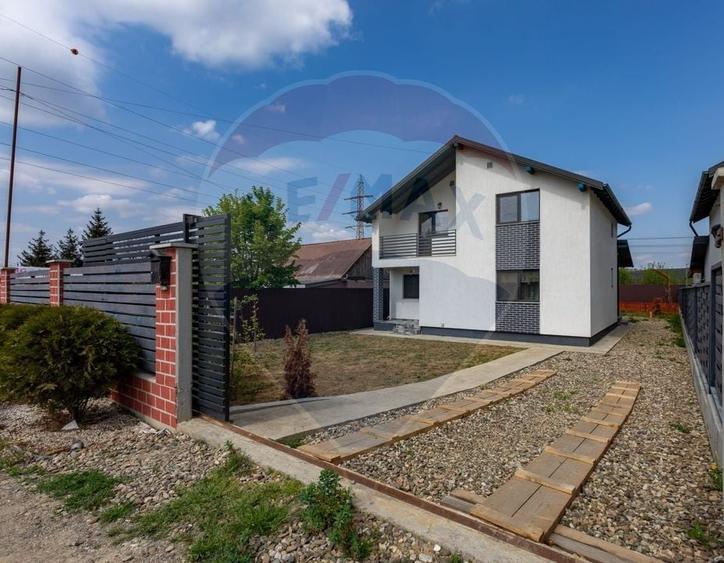 Casă individuală cu 4 camere cu Teren 493 Mp în Hemeiuș