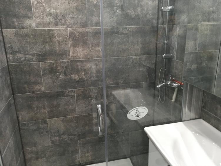 Apartament cu 3 camere semidecomandat, mobilat în Lazaret