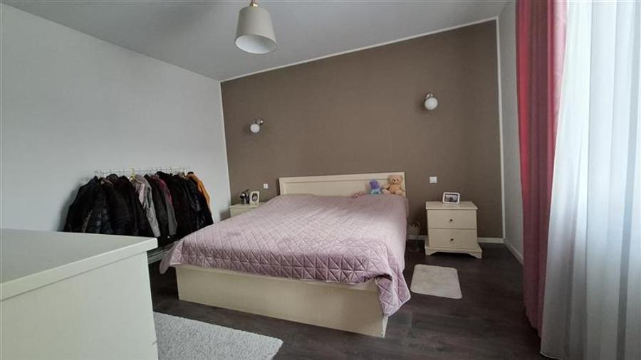 Casă individuală cu 6 camere cu Canalizare în Central
