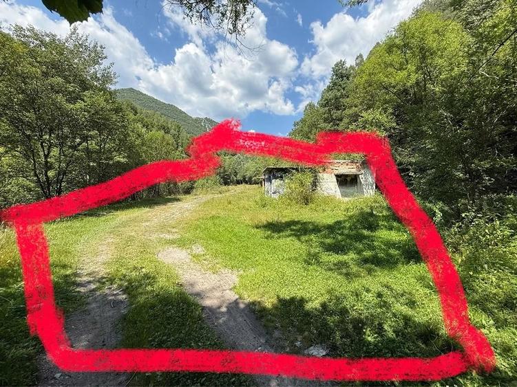 Teren de 3650 mp, în Petros