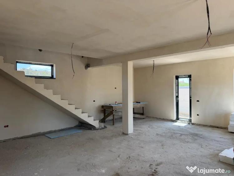 Casă cu 4 camere cu Teren 500 Mp în Central