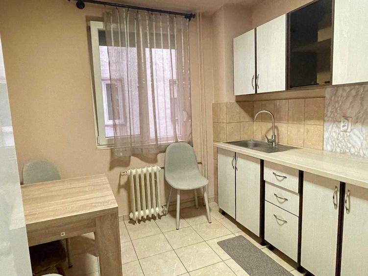 Ocazie. Apartament 3 camere decomandat ultracentral Bd. Magheru Oradea - 2