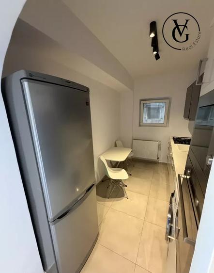 Apartament cu 3 camere semidecomandat, mobilat în P-ța Romană