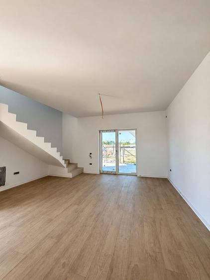 Duplex cu 3 camere cu Canalizare în Remetea Mare