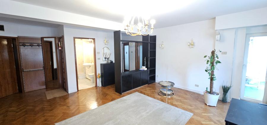 Apartament cu 3 camere semidecomandat, mobilat în Capitale