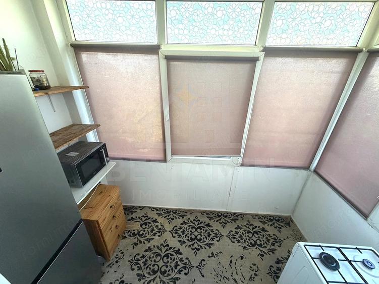 Apartament cu 3 camere decomandat în Rovine