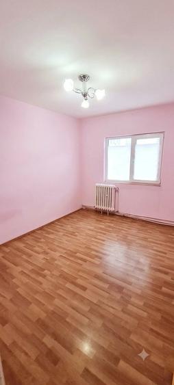 Apartament cu 3 camere decomandat în Tecuci