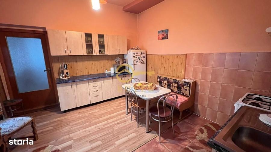Casa saseasca mobilata cu teren generos de 978 mp si anexe functionale - 1