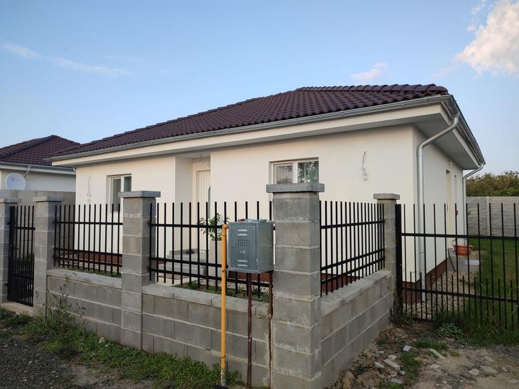 Casă individuală cu 3 camere cu Canalizare în Exterior Vest