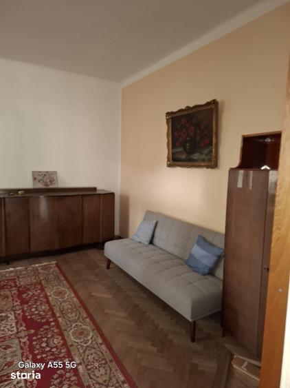 Apartament cu 3 camere semidecomandat în Schei