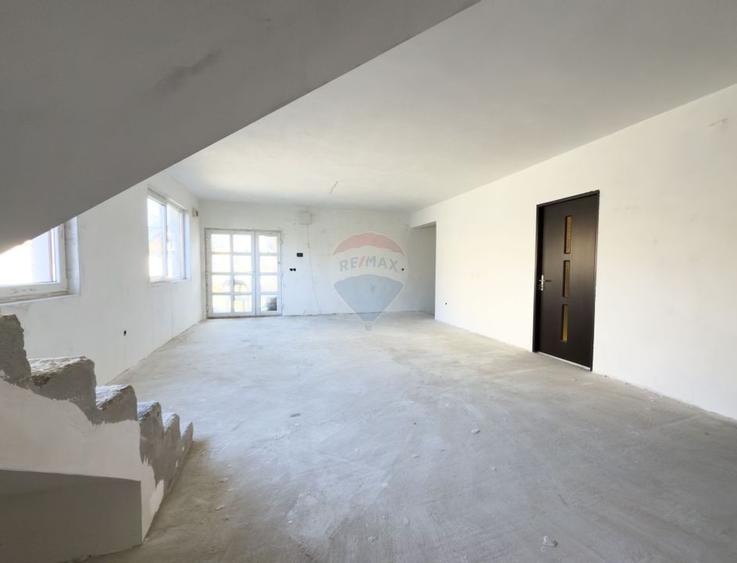 Casă cu 8 camere cu Teren 440 Mp în Central
