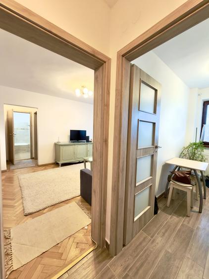 Apartament cu 2 camere semidecomandat, mobilat în P-ța Victoriei