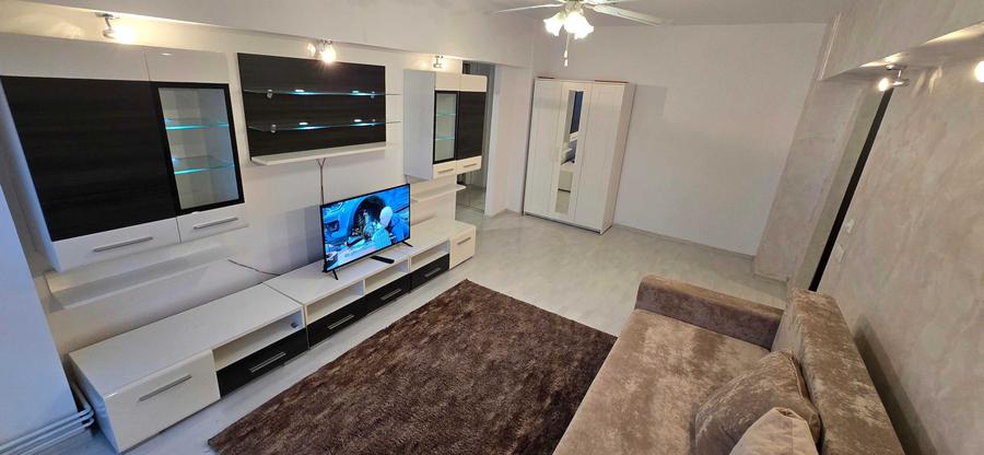 Apartament cu 3 camere semidecomandat în Obor