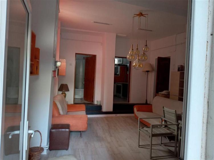 Apartament cu 5 camere semidecomandat, mobilat în Dacia