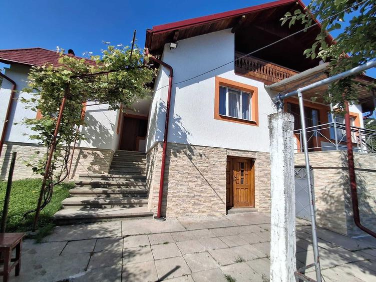 Casă cu 4 camere cu Teren 1200 Mp în Central