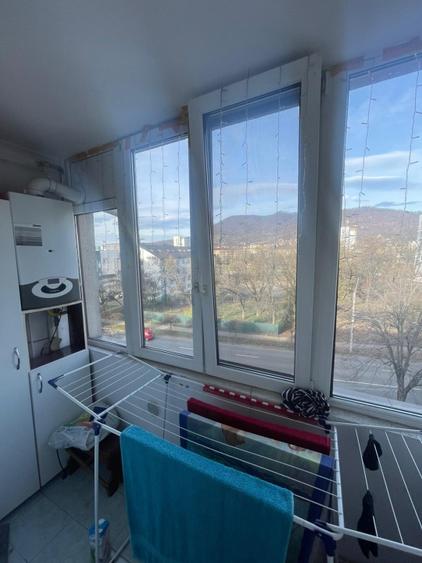 Apartament cu 3 camere semidecomandat, mobilat în Central