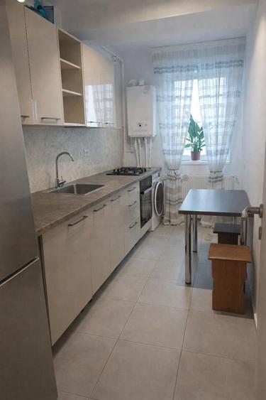Apartament cu 2 camere decomandat în Calea București