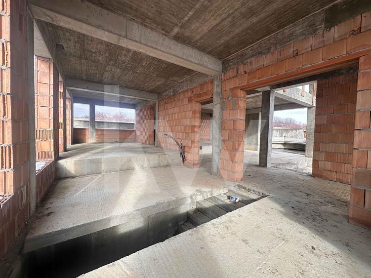 Casă individuală cu 8 camere cu Canalizare în Daia