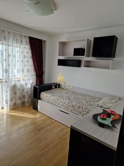Apartament cu 4 camere decomandat, mobilat în Decebal