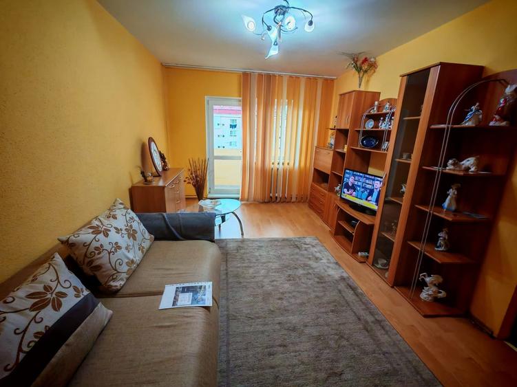 Apartament cu 3 camere decomandat în Crinț