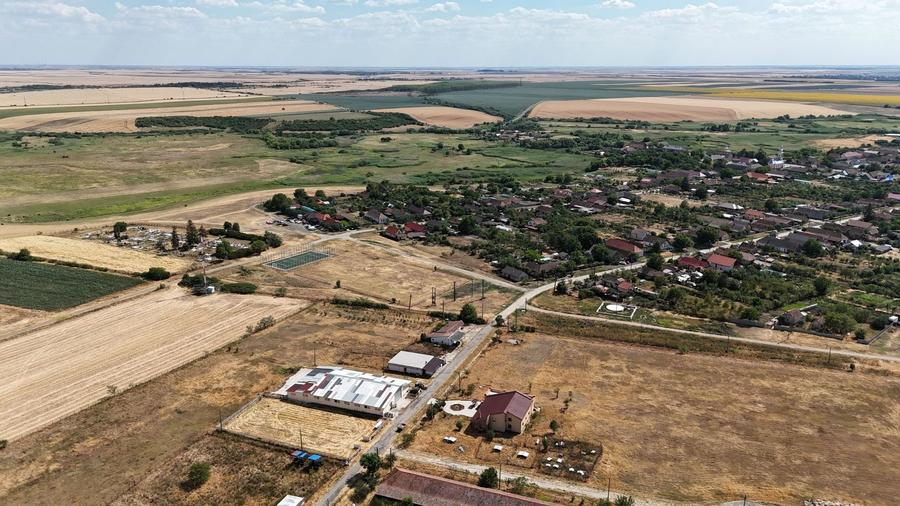 Teren Construcții intravilan de 90000 mp, în Bărăteaz