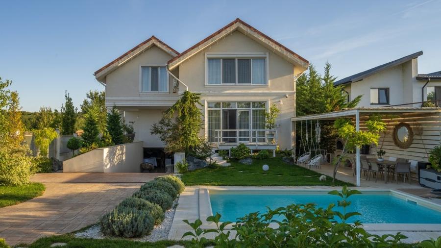 Casă individuală cu 7 camere cu Piscina în Central
